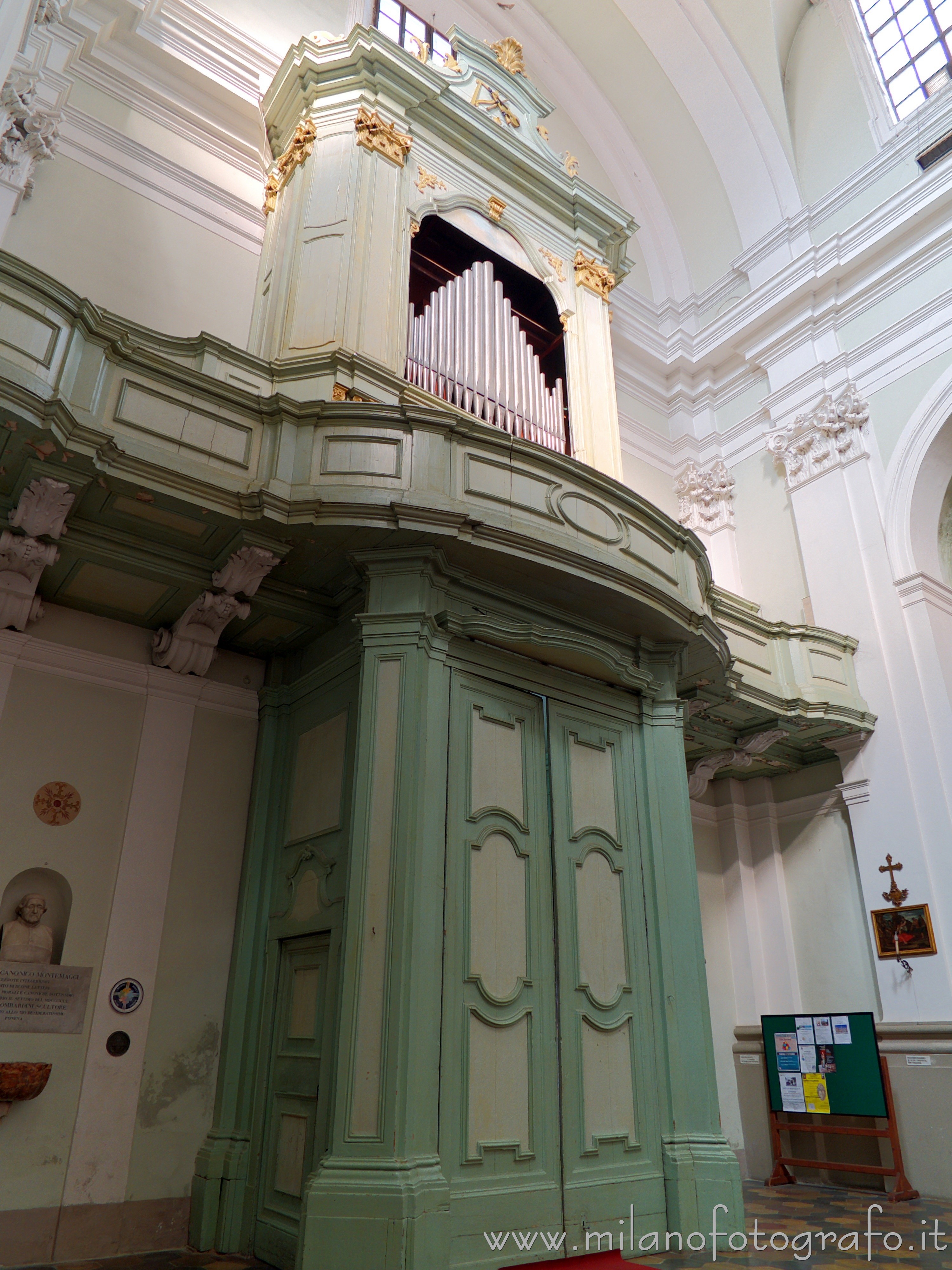 Santarcangelo di Romagna (Rimini, Italy) - Vestibule and choir loft of the Church of the Blessed Virgin of the Rosary - Full resolution picture